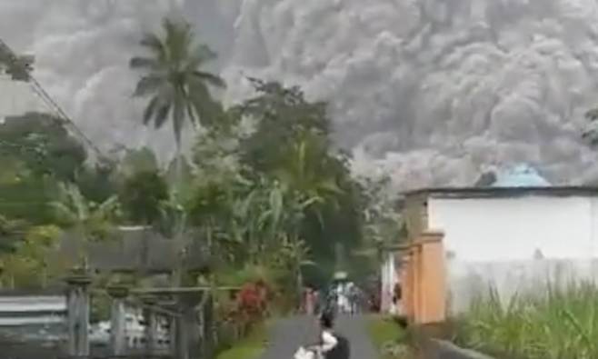 인니 화산 분화로 13명 사망, 98명 부상…생존자 “세상 끝나는 줄”
