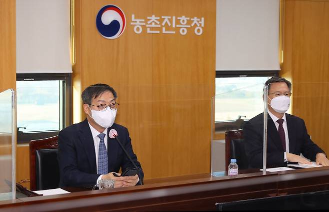 박병홍(왼쪽) 신임 농촌진흥청장이 6일 취임식에서 취임사를 하고 있다. (사진=농진청)