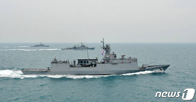 해군 제3함대사령부 소속 2500톤급 호위함 '전북함'(맨 앞) (해군 제공) © 뉴스1