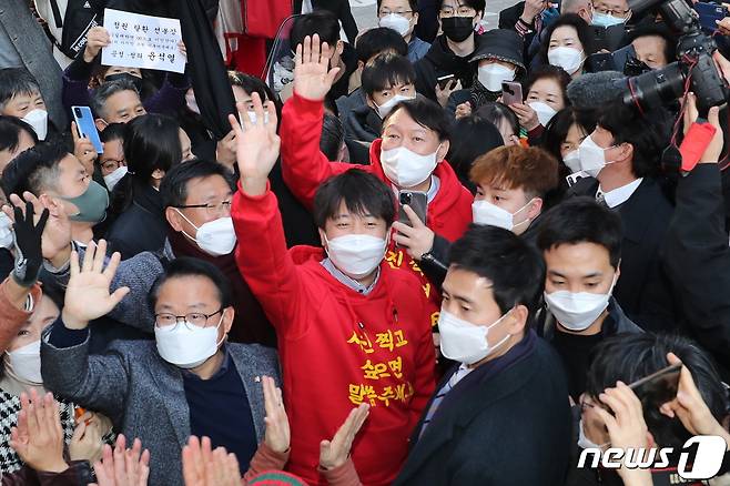 국민의힘 윤석열 대선 후보와 이준석 대표가 지난 4일 오후 부산 서면 일대에서 시민들에게 인사하고 있다. 더불어민주당은 '윤 후보가 이준석 대표에 가려 보이지도 않는다'며 겨우 봉합된 갈등에 틈새를 벌리려는 시도를 이어가고 있다.  © News1 구윤성 기자