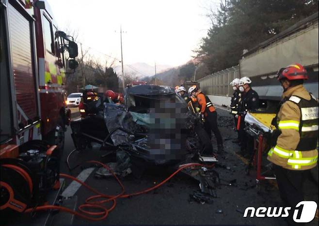 6일 오전 7시 41분쯤 강원 춘천 동산면 조양리 국도 5호선 부사원고개에서 SUV와 덤프트럭이 충돌하는 사고가 발생했다.(강원도소방본부 제공) 2021.12.6/뉴스1