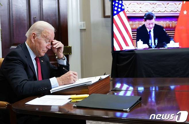 조 바이든 미국 대통령이 지난달 15일(현지시간) 워싱턴 백악관에서 시진핑 중국 국가주석과 화상으로 정상회담을 하고 있다. © AFP=뉴스1 © News1 우동명 기자