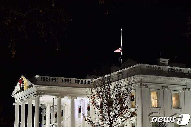 5일(현지시간) 타계한 밥돌 상원의원을 기리기 위해 백악관에 조기가 게양 됐다. © AFP=뉴스1 © News1 김민수 기자