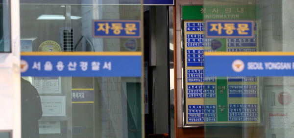 6일 서울 용산경찰서는 지난 3일 무단횡단하던 50대 여성을 차로 치어 숨지게 한 혐의를 받는 50대 남성을 입건해 조사 중이라고 밝혔다. /뉴시스