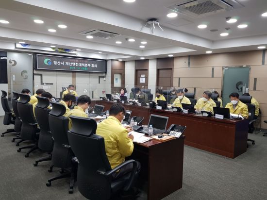 경북 경산시에서 지난 5일 코로나19 집단감염 확산을 막고자 긴급대책회의를 열었다.