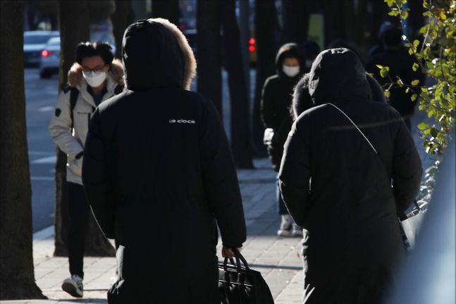 12월의 첫날부터 전국 주요 지역이 영하권의 추위를 기록하고 있는 1일 오전 서울 서초구 서초동에서 두꺼운 겨울옷을 입은 시민들이 발걸음을 재촉하고 있다. ⓒ데일리안 홍금표 기자