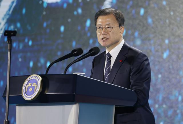 문재인 대통령이 6일 서울 삼성동 코엑스에서 열린 제58회 무역의 날 기념식에 참석해 축사를 하고 있다. 뉴시스