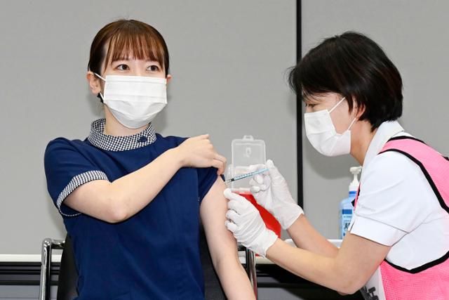 지난 1일 일본 아이치현 도요아케시의 후지타 대학병원에서 의료종사자가 코로나19 백신 3차 접종을 받고 있다. 일본은 이날 2차 접종이 끝난 지 8개월 지난 사람들을 대상으로 3차 접종을 시작했다. 도요아케=교도 AP 연합뉴스