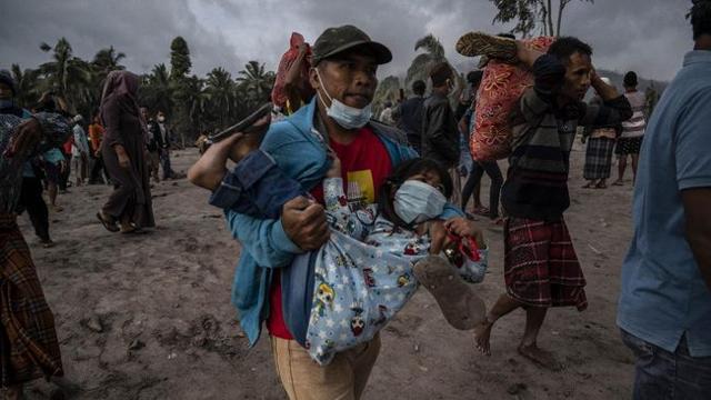 4일 분화한 인도네시아 동부자바주 스메루 화산 일대에서 피신하고 있는 주민들. 루마장=AFP 연합뉴스