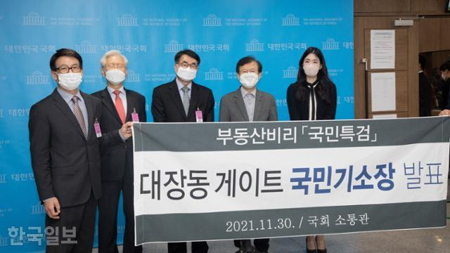 지난달 30일 오전 서울 여의도 국회 소통관에서 시민사회 단체인 부동산비리 국민특검에서 대장동게이트 국민기소장을 발표하고 기자들의 질문에 답하고 있다. 상임대표 고영주 전 서울남부지검 검사장(왼쪽두 번째), 공동대표 손기호(왼쪽 네 번째), 대변인 서주연(맨 오른쪽)이 참석했다. 오대근 기자