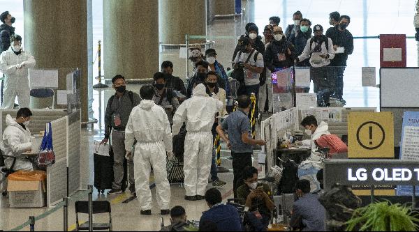 인천국제공항 제1터미널에서 입국자들이 검역에 의해 분리되어 제한구역으로 이동하고 있다./사진=조선일보 DB
