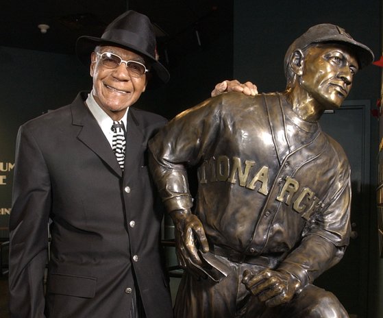 미국 야구 명예의 전당이 최초의 메이저리그 흑인 코치 벅 오닐의 헌액을 결정했다. 사진은 오닐이 생전이던 2005년 2월 11일 니그로리그 박물관을 방문해 찍은 모습. 사진=AP 연합뉴스