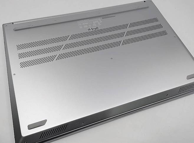 본체 바닥에는 발열구와 사운드 출력구가 있다