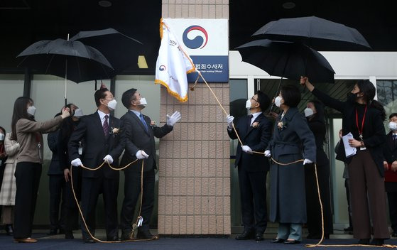 '검찰개혁'의 상징으로 출범한 고위공직자범죄수사처(공수처)가 갖은 논란에 휩싸이며 폐지론까지 나오고 있다. 지난 1월 21일 (왼쪽부터)남기명 공수처 전 설립준비단장, 윤호중 의원, 추미애 전 법무부 장관, 김진욱 공수처장이 정부과천청사에서 열린 공수처 현판 제막식에서 현판식을 갖고 있다. 연합뉴스