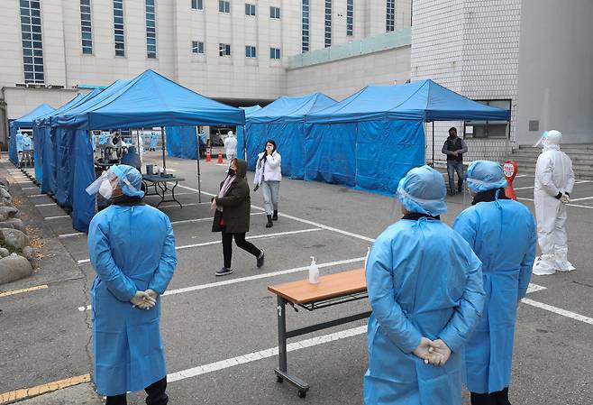 6일 오미크론 변이 집단감염지로 지목된 인천 미추홀구의 교회에 외국인 교인들을 위한 선별진료소가 마련되어 있다. [뉴스1]