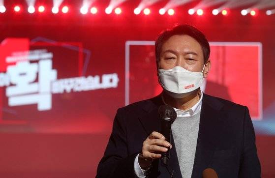 윤석열 국민의힘 대선 후보가 6일 서울 송파구 올림픽공원 체조경기장에서 열린 제20대 대통령선거 선거대책위원회 출범식을 마친 뒤 취재진의 질문에 답하고 있다. 국회사진기자단