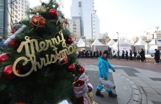 6일 인천 미추홀구 주안역 앞에 마련된 선별진료소에서 시민들이 신종 코로나바이러스 감염증(코로나19) 검체 검사를 받기 위해 줄 서 있다. 뉴스1