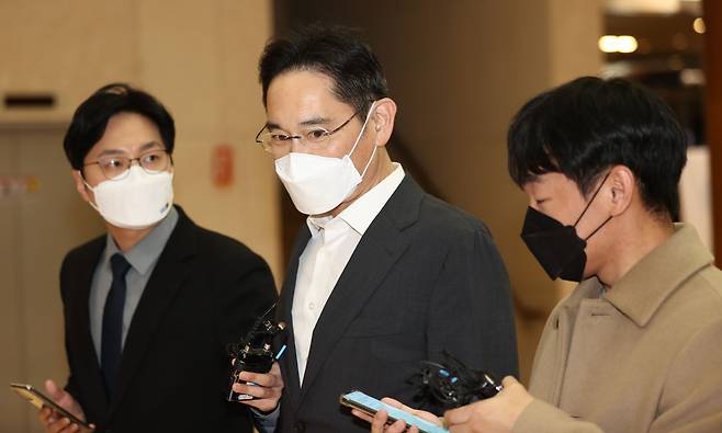 Samsung Electronics Vice Chairman Lee Jae-yong departs for South Korea at Seoul Gimpo Business Aviation Center to head for the United Arab Emirates on Monday on Monday. (Yonhap)