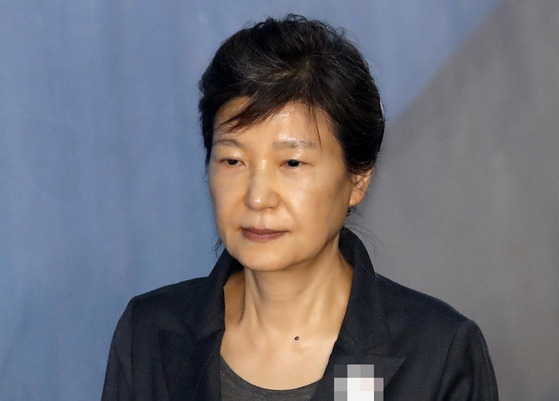 Former president Park Geun-hye heads to a hearing at the Seoul Central District Court in September 2017. [YONHAP]