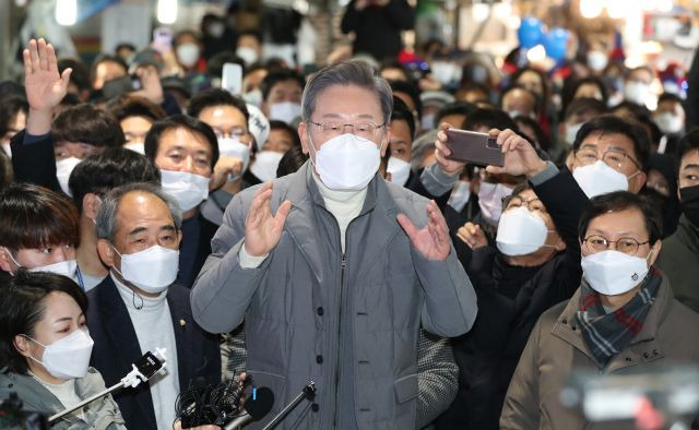 이재명 더불어민주당 대선 후보가 5일 전북 정읍시 샘고을시장에서 시민들에게 지지를 호소하고 있다. 연합뉴스