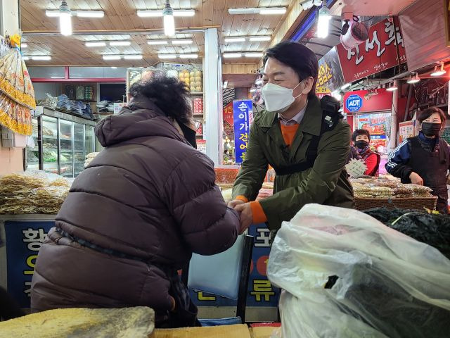 안철수 국민의당 대선 후보가 5일 오후 청주 육거리시장을 방문해 상인들과 인사를 나누고 있다. 연합뉴스