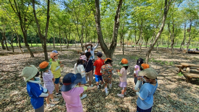 지난 8월 고창 운곡습지에서 열린 여름학교에서 학생들이 강사의 설명을 듣고 있다. 고창운곡습지생태관광협의회 제공.