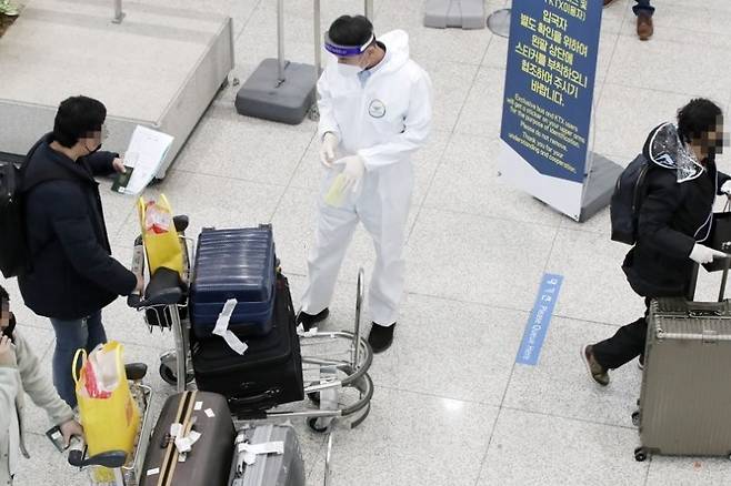 지난 3일 신종 코로나바이러스감염증(코로나19)의 새로운 변이 바이러스인 오미크론 확진자 추가 유입을 막기 위해 모든 입국자에 대한 격리 조치가 시작된 가운데 인천국제공항 제1여객터미널에서 해외입국자들이 방역 관계자의 안내를 받고 있다. /사진=연합뉴스