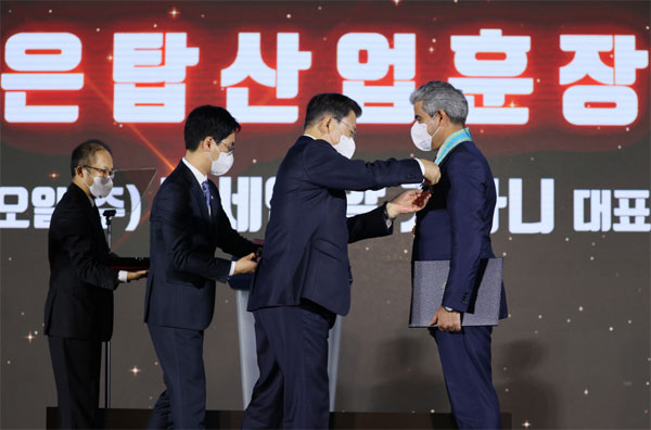 후세인 알 카타니 에쓰오일 대표(오른쪽)가 6일 서울 코엑스에서 열린 제58회 무역의날 기념식에서 문재인 대통령에게서 은탑산업훈장을 받고 있다. [사진 출처 = 연합뉴스]