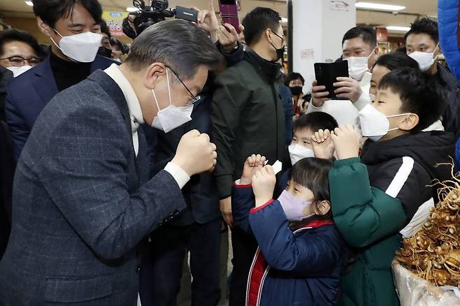 [진안=뉴시스] 최동준 기자 = 이재명 더불어민주당 대선 후보가 5일 전북 진안군 인삼상설시장을 방문해 어린이들과 인사하고 있다. 2021.12.05.