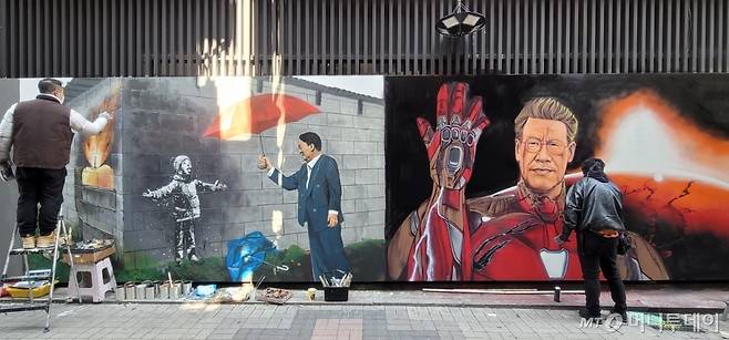 6일 낮12시를 조금 넘긴 시각. 서울 종로구 관철동 한 중고서점 외벽에서 '벽화 배틀'을 벌이는 작가 탱크시(좌), 닌볼트(우)가 작업에 열중하고 있다. /사진=이사민 기자