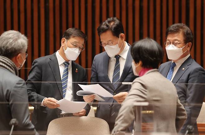 [서울=뉴시스] 김선웅 기자 = 송영길 더불어민주당 대표가 6일 오후 서울 여의도 국회에서 열린 정책의원총회에서 의원들과 대화하고 있다. (공동취재사진) 2021.12.06.