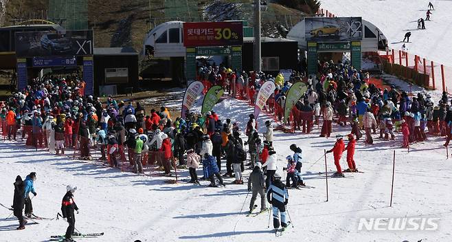 [홍천=뉴시스] 김경목 기자 = 정부의 방역 강화 시행을 하루 앞둔 5일 오후 강원 홍천군 소노(구 대명) 비발디파크 스키장이 스키어, 스노보더들로 북적이고 있다. 2021.12.05. photo31@newsis.com