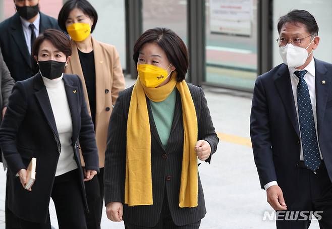 [서울=뉴시스] 국회사진기자단 = 심상정 정의당 대선 후보가 6일 오후 서울 여의도 켄싱턴호텔에서 안철수 국민의당 대선 후보와 회동하기 위해 걸어오고 있다. 2021.12.06. photo@newsis.com