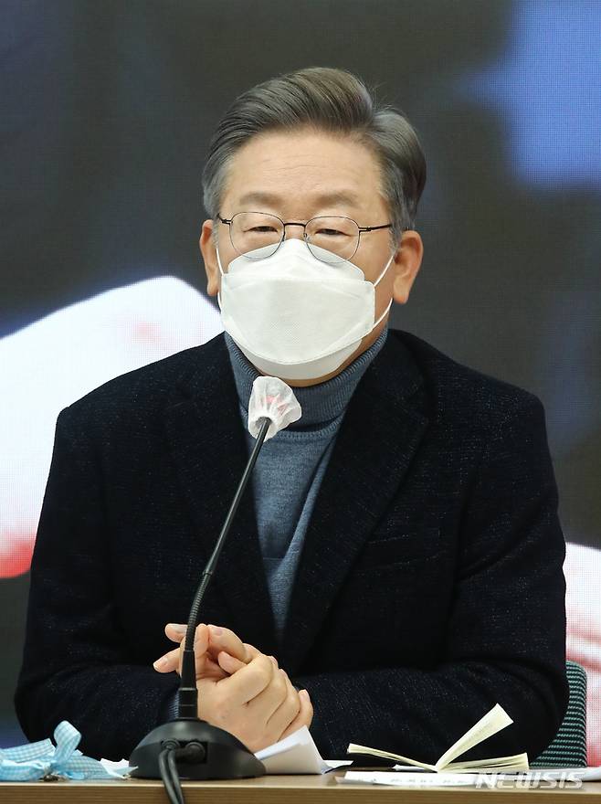 [서울=뉴시스] 국회사진기자단 = 이재명 더불어민주당 대선후보가 6일 오전 서울 여의도 더불어민주당 당사에서 열린 소상공인과 함께하는 전국민선대위에서 발언을 하고 있다. 2021.12.06. photo@newsis.com