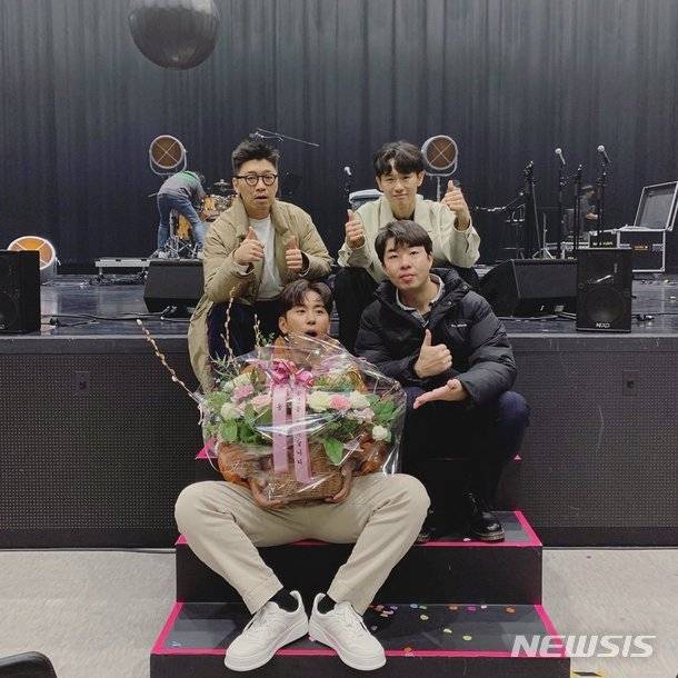 [서울=뉴시스]데이브레이크 2021.12.06(사진=이원석 공식 인스타그램 캡처) photo@newsis.com*재판매 및 DB 금지