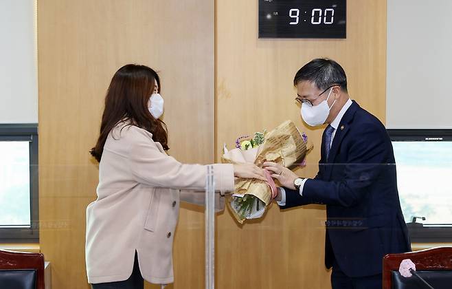 [세종=뉴시스]  박병홍 신임 농촌진흥청장이 30일 전북 전주시 농진청 회의실에서 열린 취임식 후 직원으로부터 꽃다발을 받고 있다. (사진=농진청 제공) *재판매 및 DB 금지