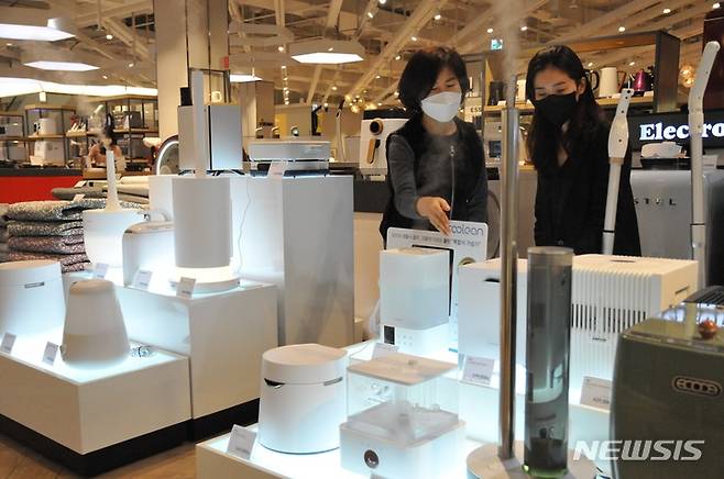 [대구=뉴시스] 김정화 기자 = 롯데백화점 대구점 8층 리빙관 '린나이' 매장에서는 겨울철 필수품인 가습기를 판매한다. (사진 = 롯데백화점 대구점 제공) 2021.12.06. photo@newsis.com
