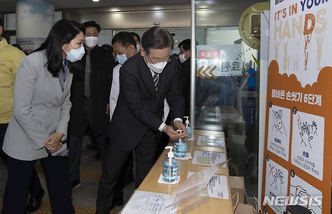 [인천=뉴시스] 국회사진기자단 = 이재명 더불어민주당 대선 후보가 6일 오후 인천시 동구 인천의료원을 방문해 입장 전 손소독을 하고 있다. 2021.12.06. photo@newsis.com