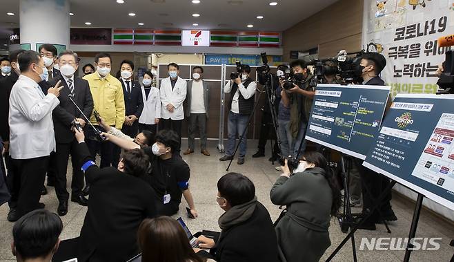 [인천=뉴시스] 국회사진기자단 = 이재명 더불어민주당 대선 후보가 6일 오후 인천시 동구 인천의료원을 방문해 조승연 인천의료원장의 설명을 듣고 있다. 2021.12.06. photo@newsis.com