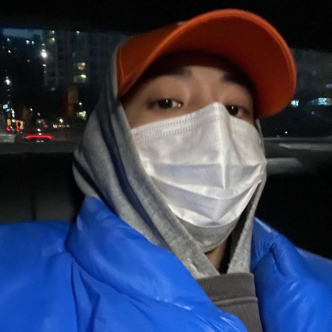Actor Lee Soo-hyuk has unwaveringly boasted a warm visual.On the afternoon of the 6th, Lee Soo-hyuk posted a self-titled self-portrait on his personal SNS.Lee Soo-hyuk in the photo is perfectly prepared for the cold while wearing a cap and mask on a hooded hat.Lee Soo-hyuk captivated the eyes of those who saw only one eye with a unique intense charisma even though he covered his entire face without eyes.In particular, Lee Soo-hyuk is a top model, and he shows a fashion sense using colorful RO WOON color while matching orange hats with bright blue padding.Meanwhile, Lee Soo-hyuk is currently appearing on JTBC Sigor Kyungyang.Lee Soo-hyuk SNS