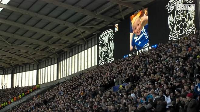 의붓어머니의 학대로 지난해 사망한 아서 라빈조 휴즈를 추모하는 영국 축구팬들. 영국 스카이스포츠뉴스(SKY SPORTS) 영상 캡처