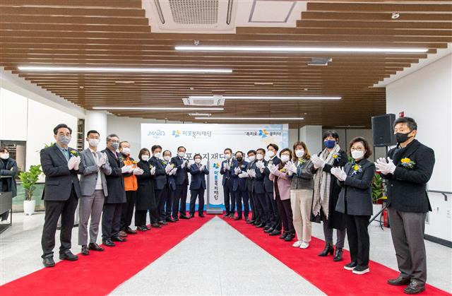 서울 마포구와 마포복지재단 관계자들이 지난달 26일 염리종합사회복지관에서 열린 마포복지재단 출범식에서 기념사진을 촬영하고 있다.마포구 제공