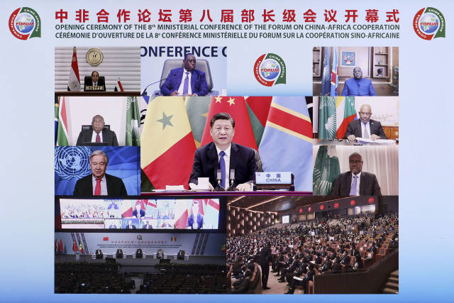 지난달 29일 중국·아프리카 협력포럼에서 시진핑 주석이 아프리카 국가에 대한 10억회분의 코로나19 백신 지원을 약속하고 있다. /AP연합뉴스