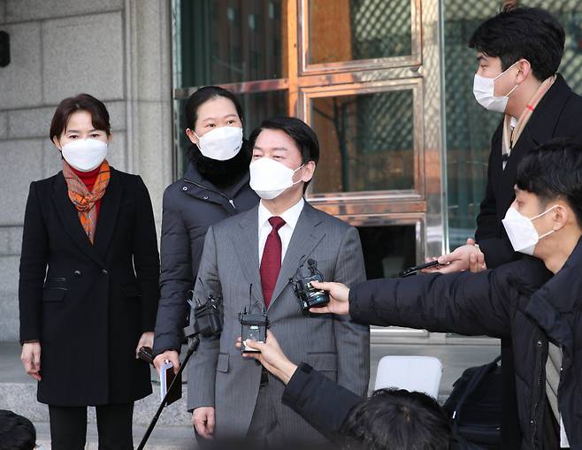 안철수 국민의당 대선 후보가 6일 오후 서울 여의도 켄싱턴호텔에서 정의당 심상정 대선 후보와 회동을 마친 뒤 기자들의 질문에 답하고 있다. ⓒ 국회사진기자단