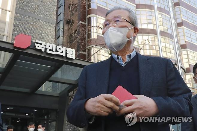 윤석열 후보 만난 뒤 당사 나서는 김종인 (서울=연합뉴스) 하사헌 기자 = 국민의힘 윤석열 대선 후보 선대위 출범식을 하루 앞둔 5일 총괄선대위원장직을 수락한 김종인 전 비상대책위원장이 윤석열 후보를 만난 뒤 서울 여의도 당사를 나서고 있다. 2021.12.5 [국회사진기자단] toadboy@yna.co.kr