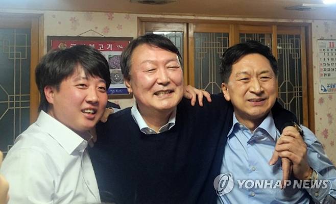 어깨동무한 윤석열과 이준석 (울산=연합뉴스) 이동환 기자 = 국민의힘 윤석열 대선후보(가운데)와 이준석 대표(왼쪽), 김기현 원내대표가 3일 오후 울산시 울주군 한 식당에서 "김종인, 지금 막 총괄선대위원장직 수락"을 발표한 뒤 어깨동무하고 있다. 2021.12.3 photo@yna.co.kr