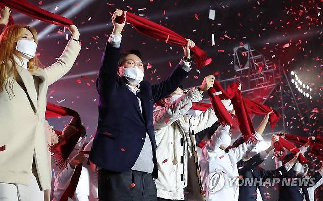 윤석열 승리 기원 퍼포먼스 (서울=연합뉴스) 국민의힘 윤석열 대선 후보가 6일 오후 서울 송파구 올림픽공원 KSPO돔에서 열린 중앙선거대책위원회 출범식에서 빨간 목도리를 들고 청년들과 대선 승리 기원 퍼포먼스를 하고 있다. 2021.12.6 [국회사진기자단] uwg806@yna.co.kr