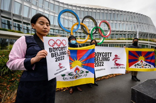 티베트 사회운동가가 국제올림픽위원회(IOC) 앞에서 2022 베이징 동계 올림픽 항의 시위를 진행하고 있다.(사진=AFP)