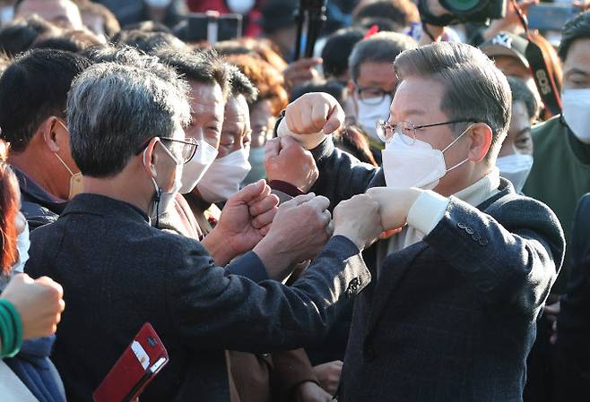더불어민주당 이재명 대선후보가 5일 전북 진안군 인삼상설시장에서 지지자들과 인사하고 있다. (사진= 연합뉴스)