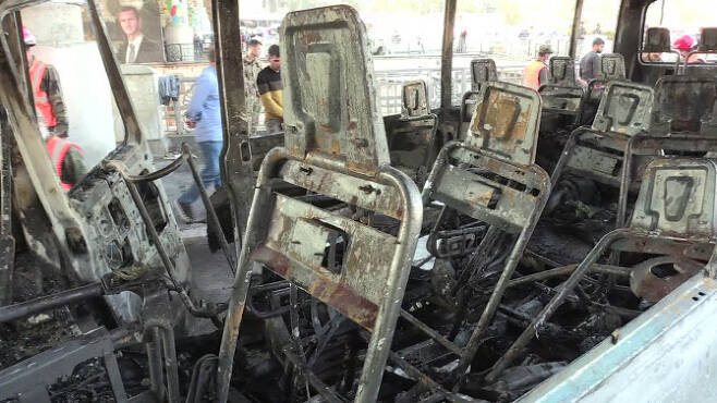 폭발물 공격받아 불탄 시리아 군용 버스 (사진=연합뉴스)